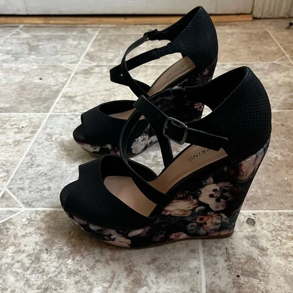 Call it Spring Black Floral Platform Wedge Sandals Size 6 - Picture 3 of 5